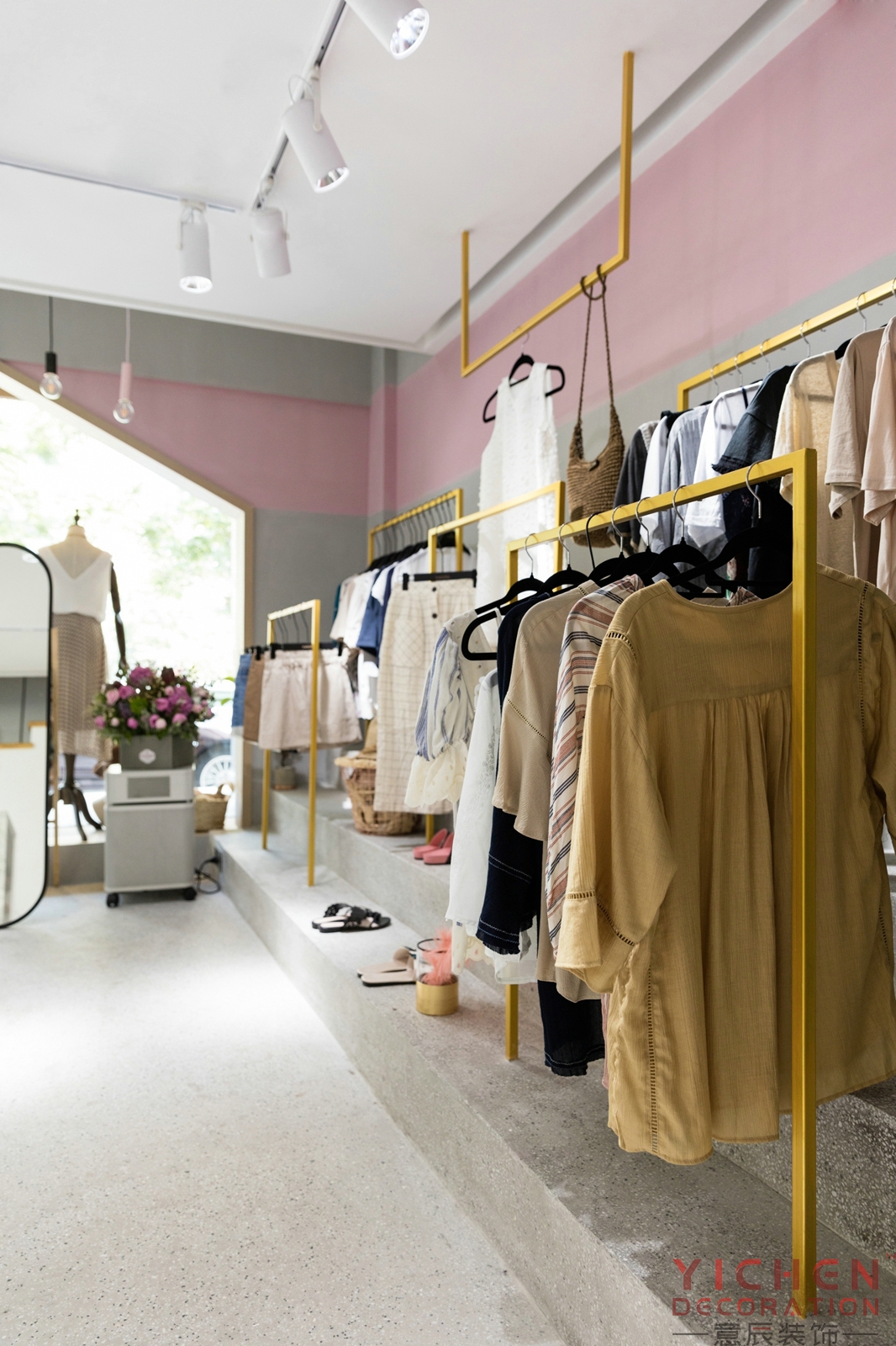 簡(jiǎn)約服裝店室內(nèi)裝修效果圖