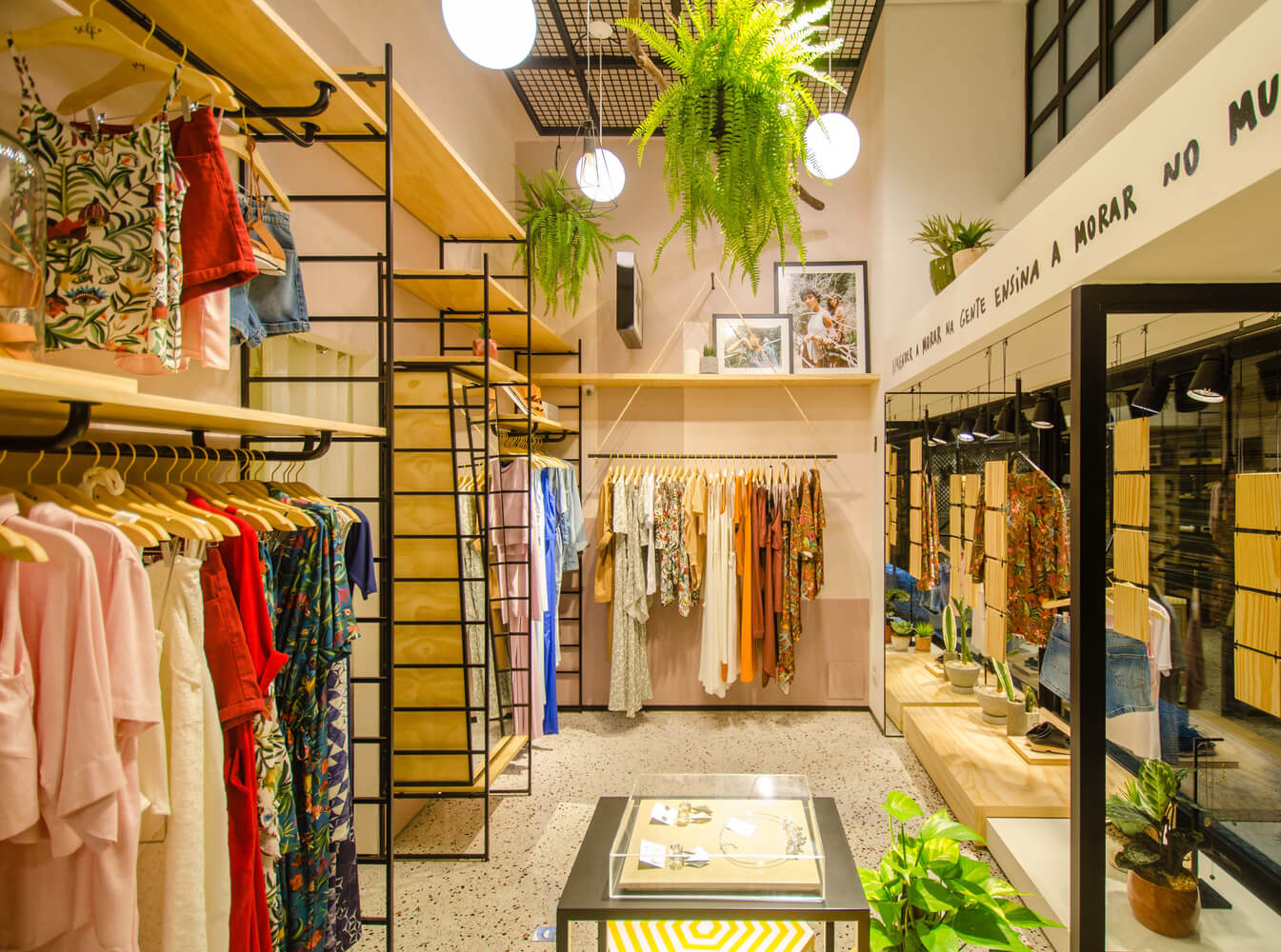 品牌服裝店室內(nèi)裝修效果圖