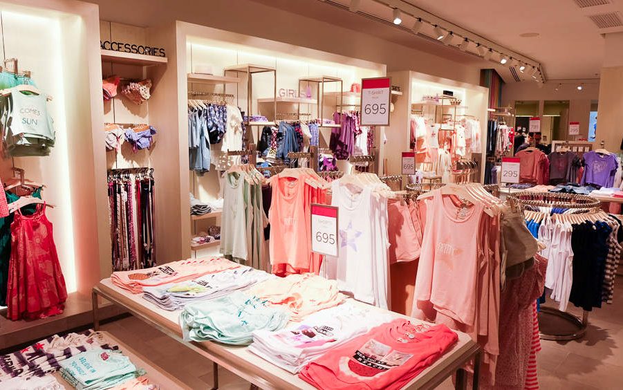 Mango兒童服裝店門頭一角