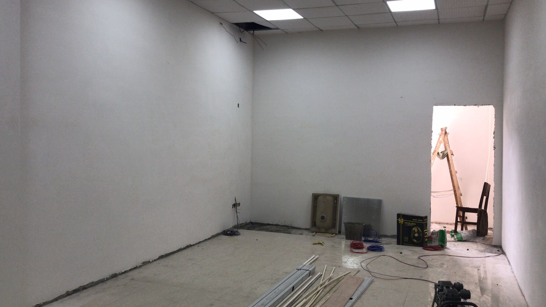 掌小門教育門店刷白墻中