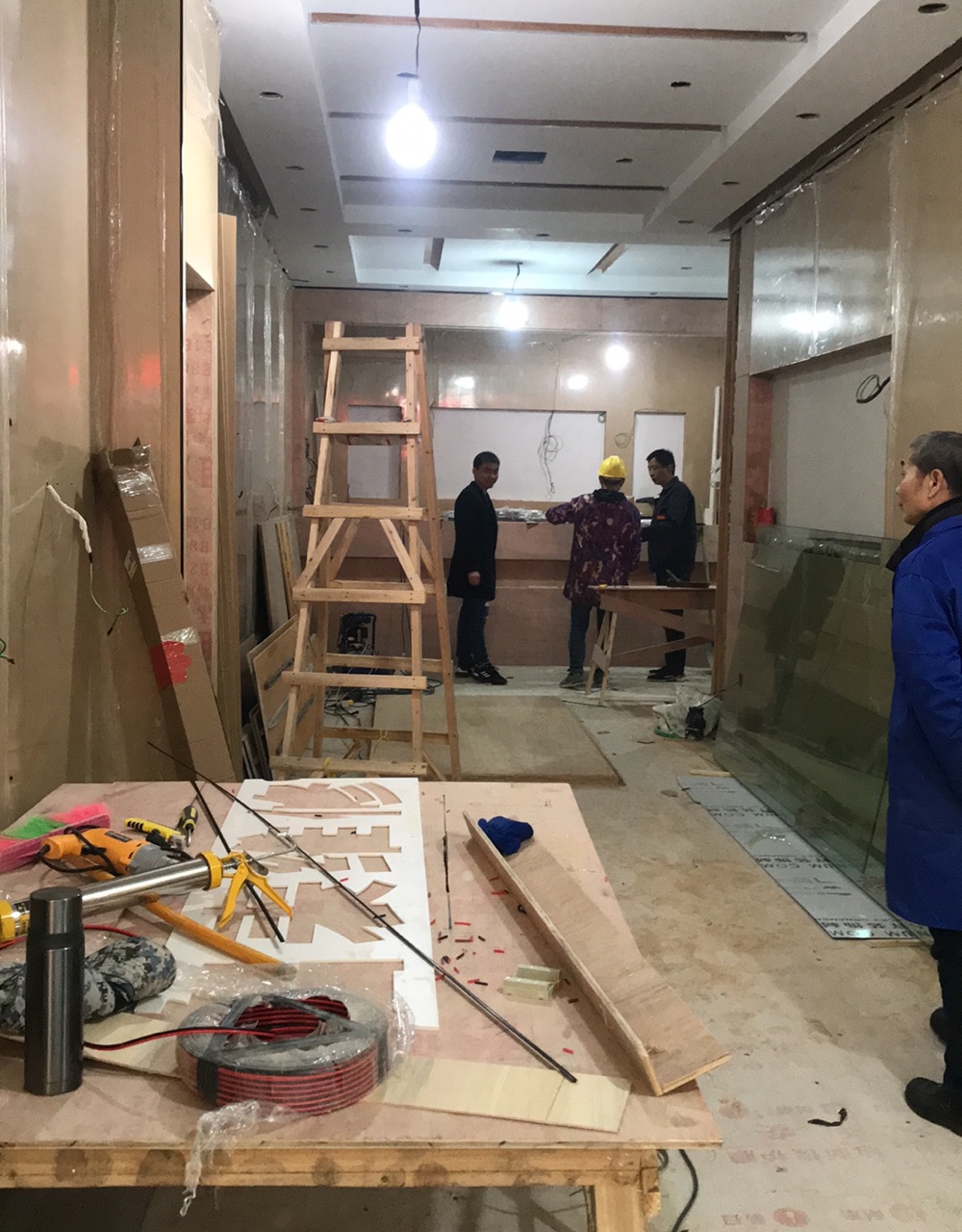 設(shè)計(jì)師工地交接中
