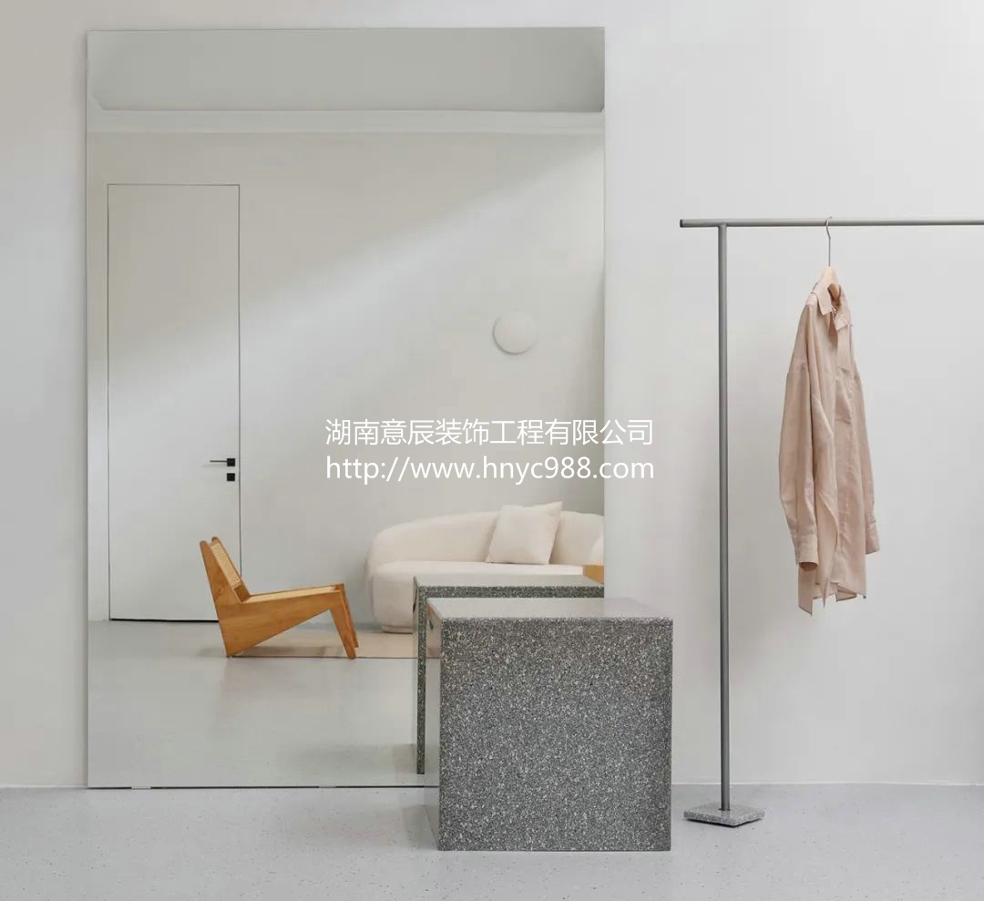 現(xiàn)代簡(jiǎn)約服裝店裝修